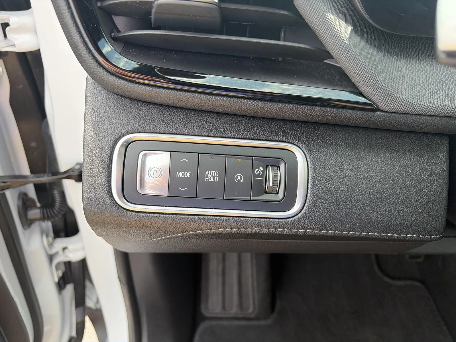 Used 2025 Summit White Buick Preferred image 20