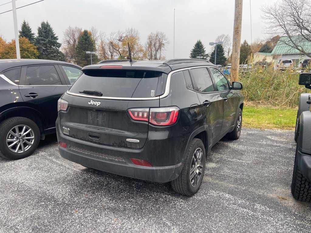 Used 2020 Diamond Black Crystal Pearlcoat Jeep Latitude image 5