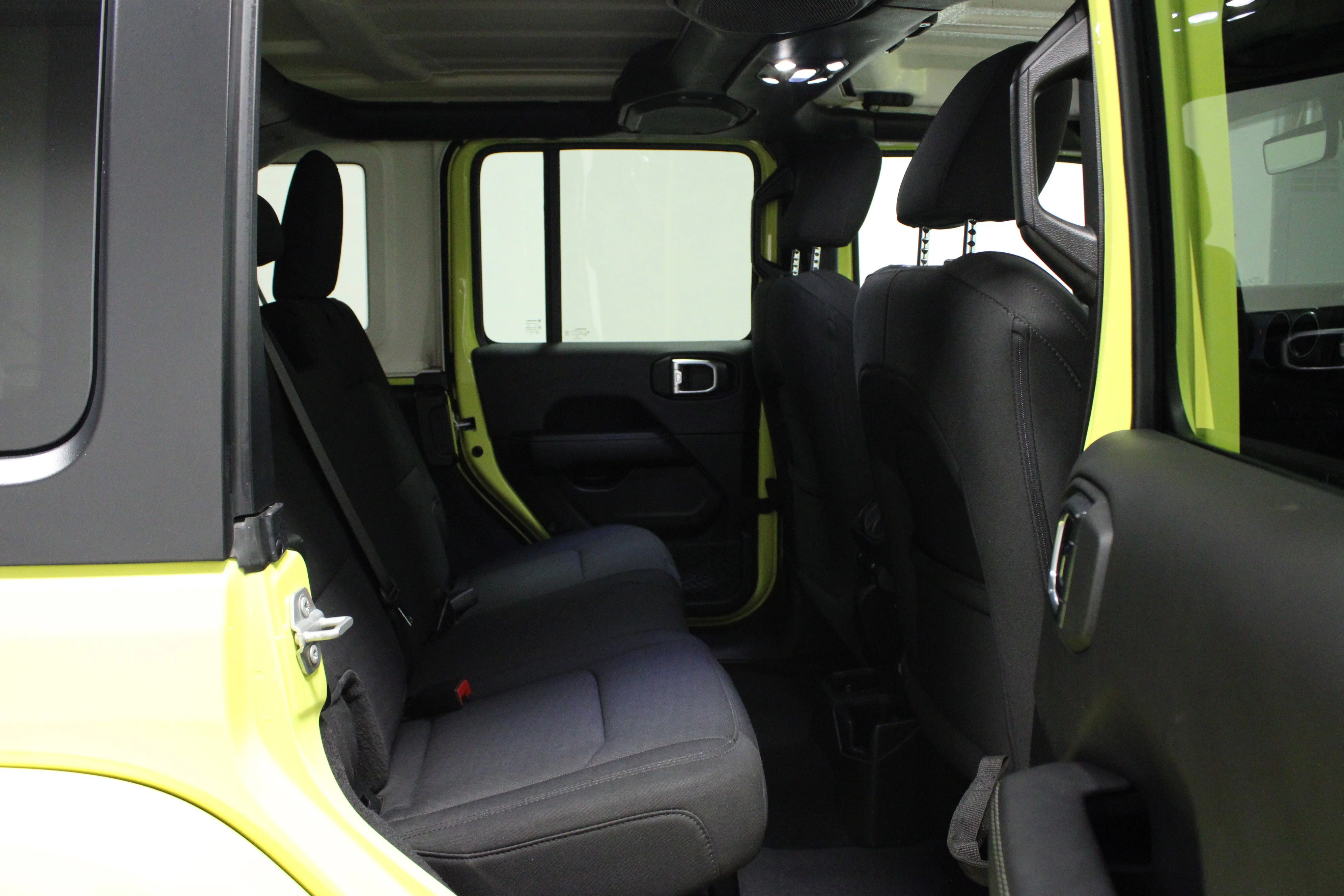 Used 2023 High Velocity Clearcoat Jeep Sahara image 15