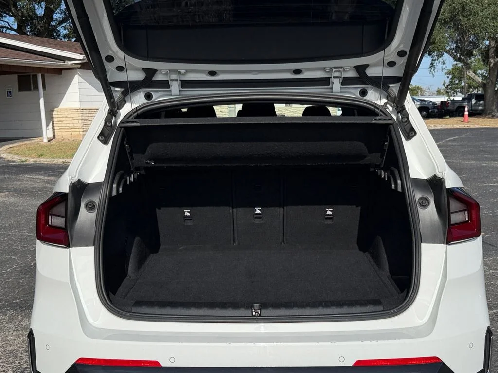 Used 2025 White BMW xDrive28i image 19