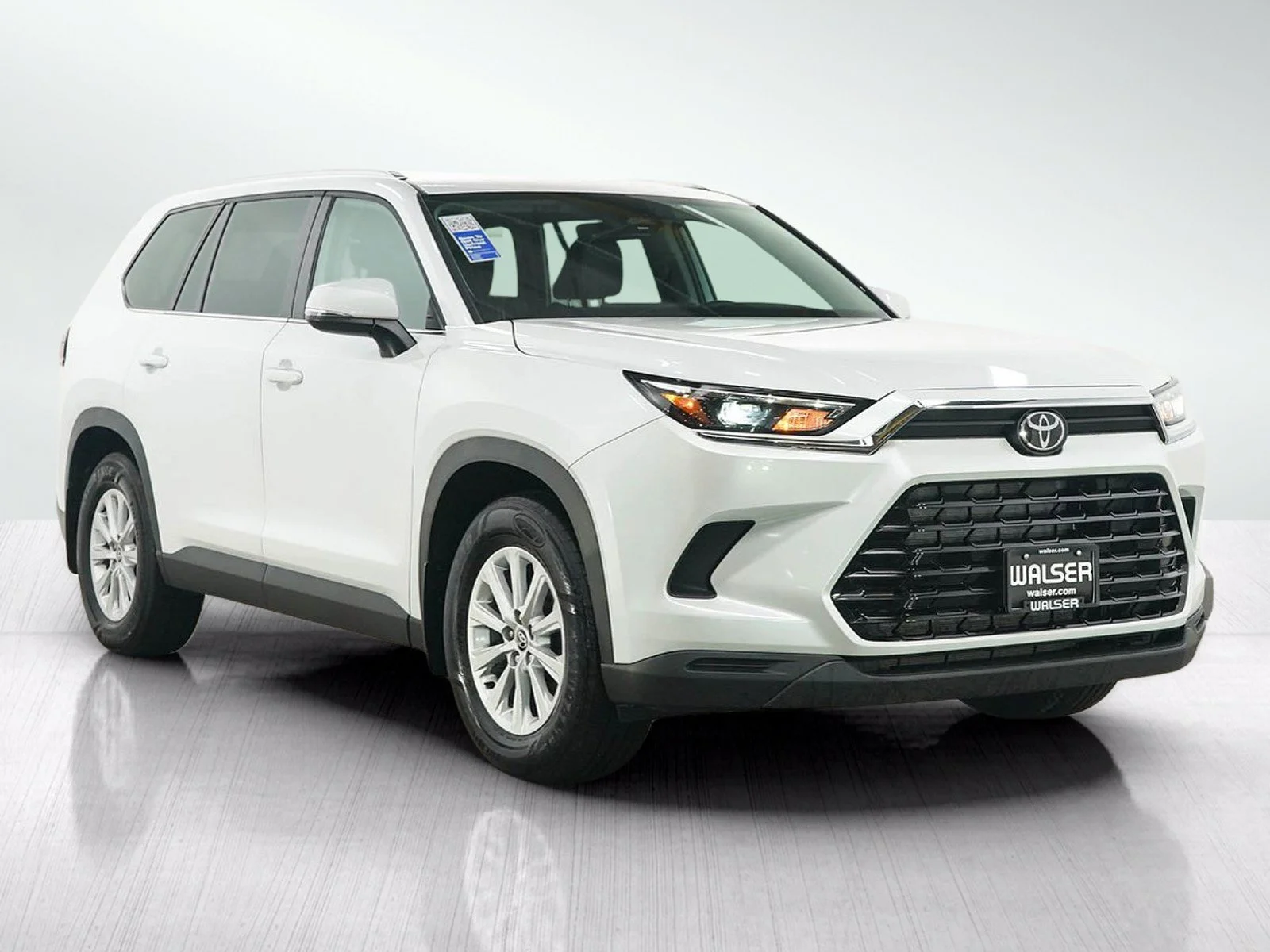 Used 2025  Toyota XLE image 7