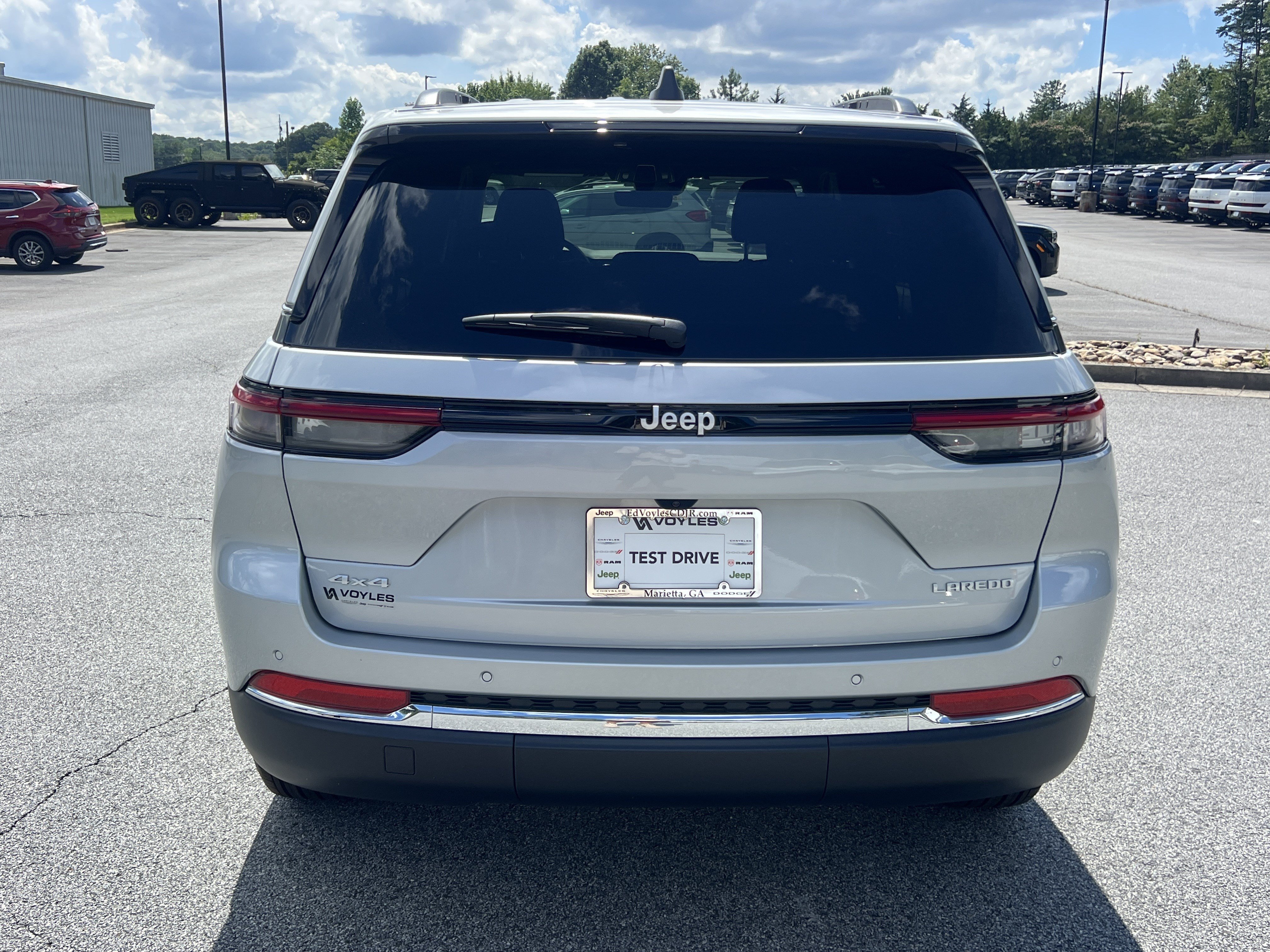 New 2026 Silver Zynith Jeep Laredo X image 7