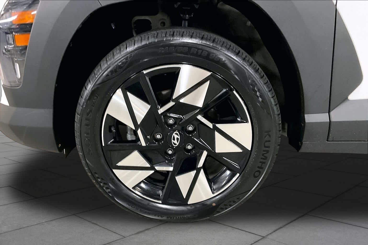 Used 2024 Atlas White Hyundai SEL image 11