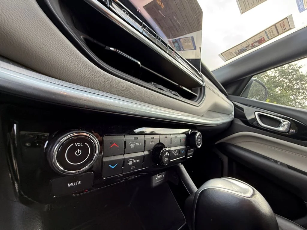 Used 2025 White Jeep Limited image 23