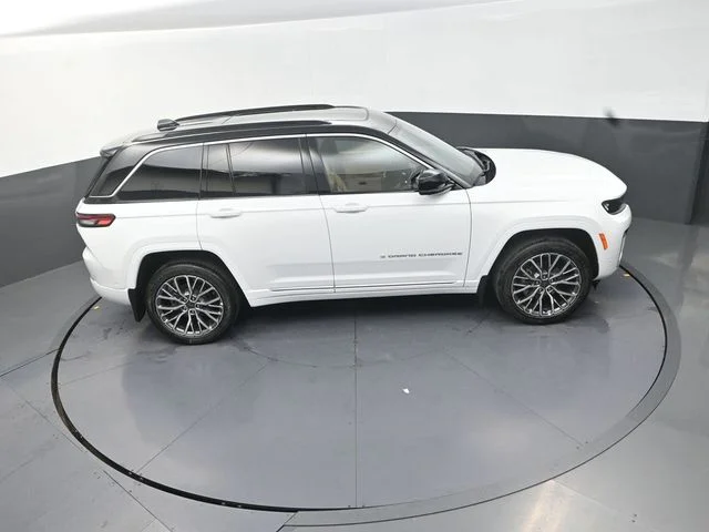 New 2026 Bright White Clear-Coat Exterior Paint Jeep Summit image 18