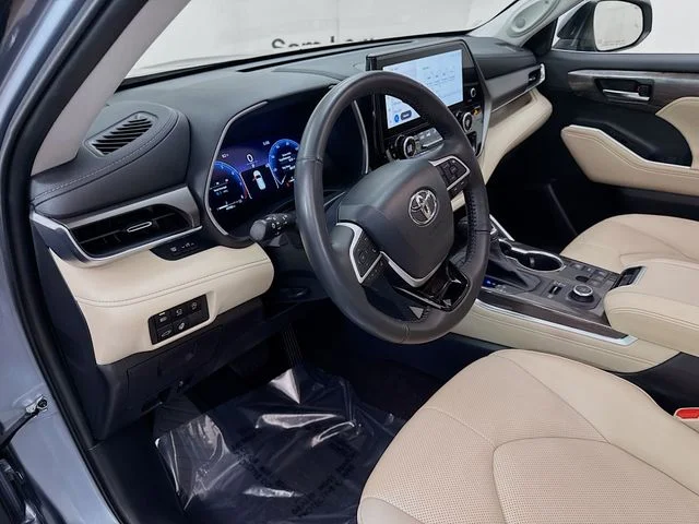 Used 2023  Toyota Limited image 9