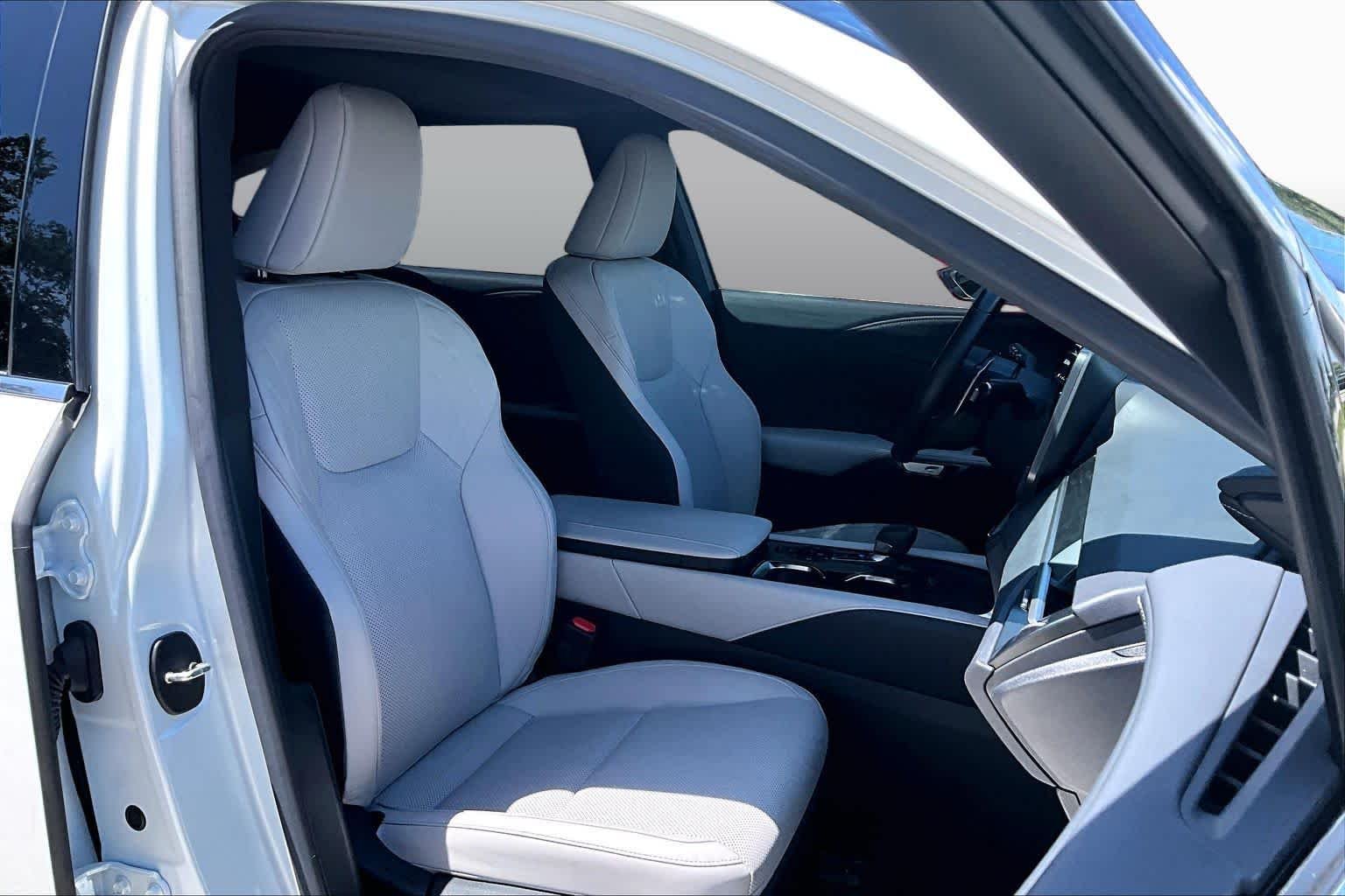 Used 2024 Eminent White Pearl Lexus Premium image 9