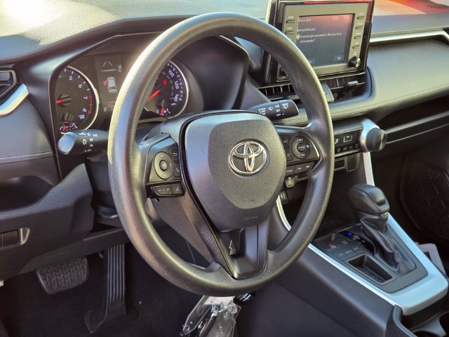 2019 Toyota RAV4 LE - Photo 18