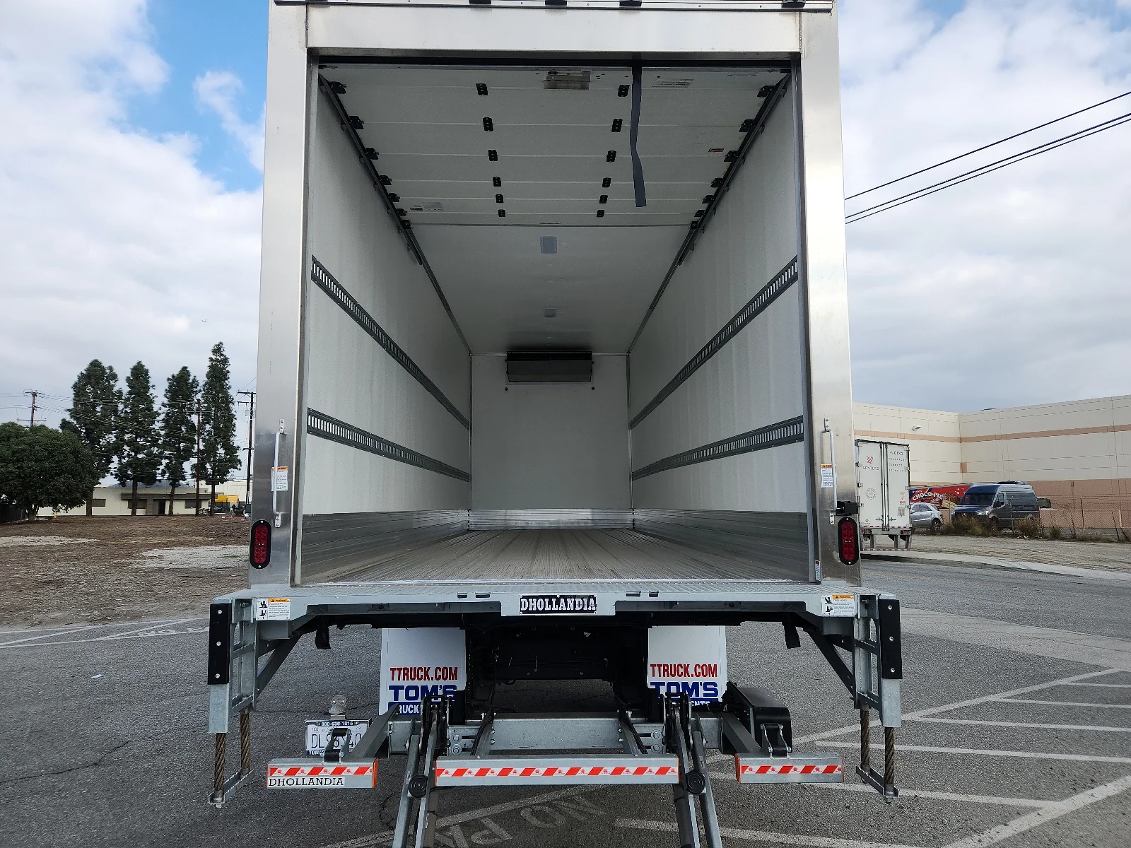 Used 2024 White Isuzu  image 16