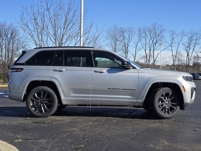 New 2026 Silver Zynith Exterior Paint Jeep Limited Reserve image 32