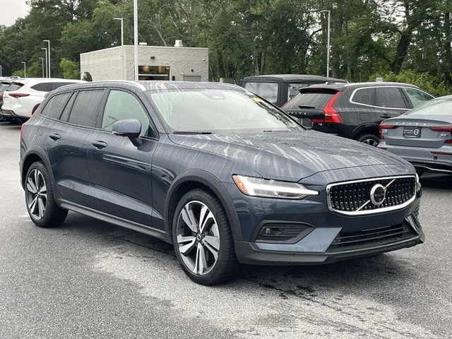 2025 Volvo V60 Cross Country B5 Plus