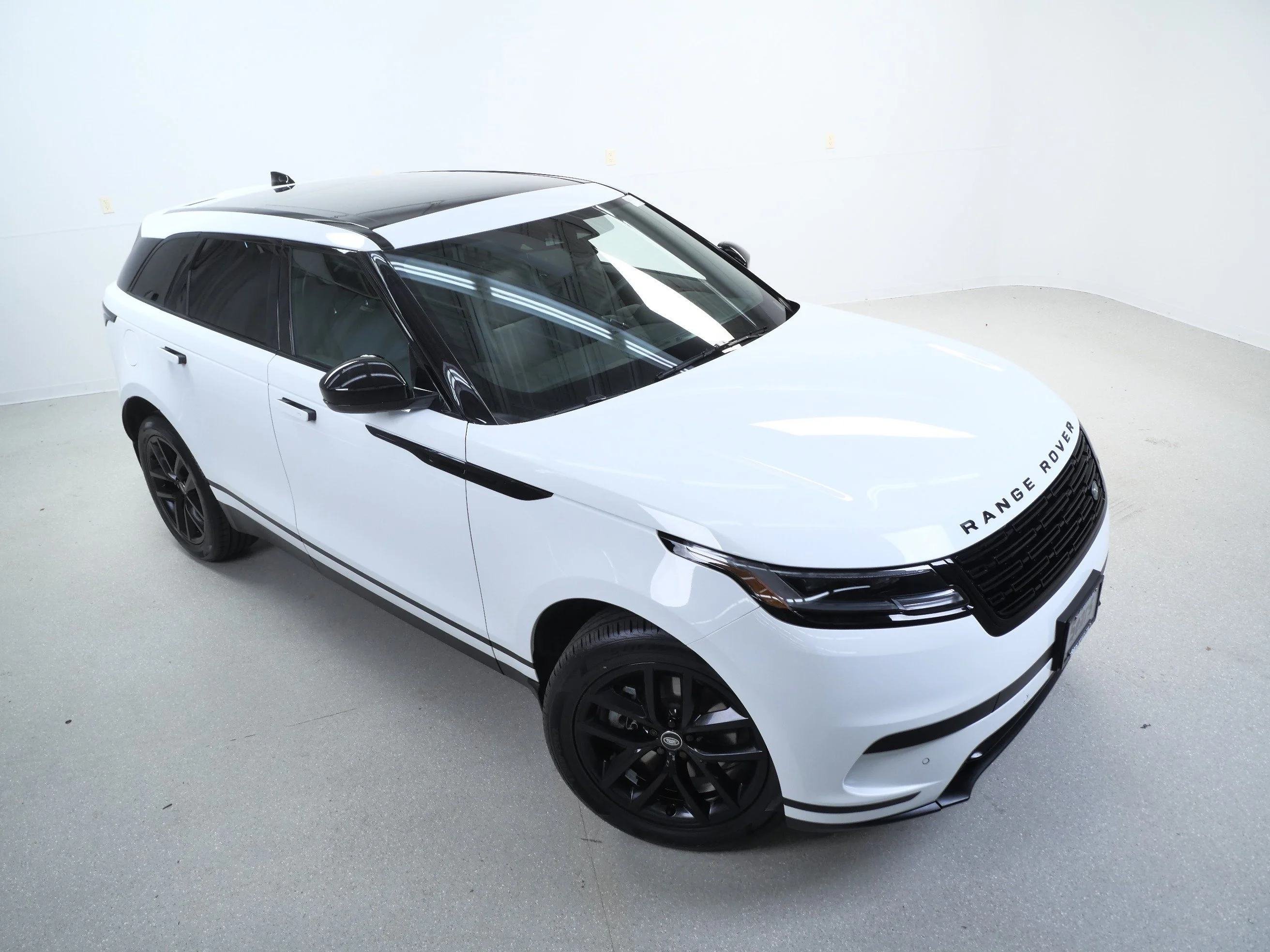 Used 2025 Fuji White Land Rover P250 S image 4