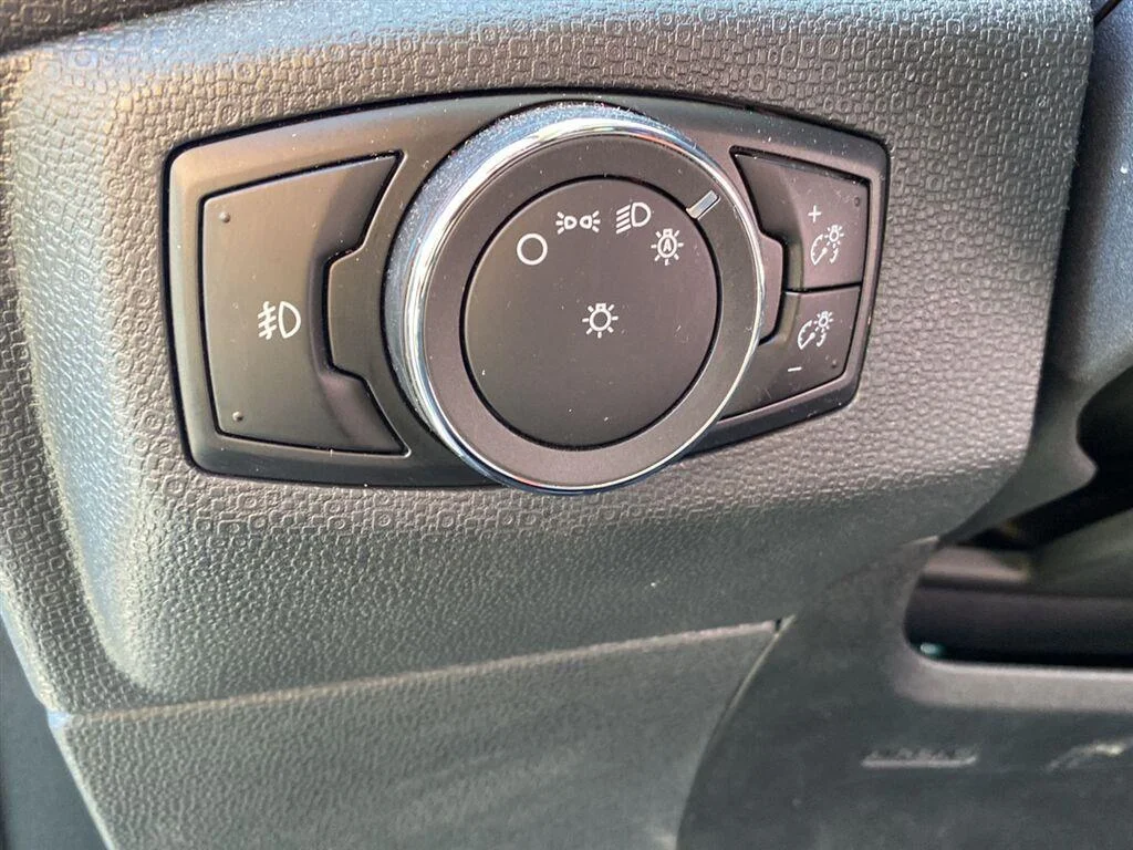 Used 2022 Diamond White Ford SE image 16