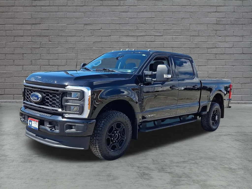 Used 2023  Ford XL image 6