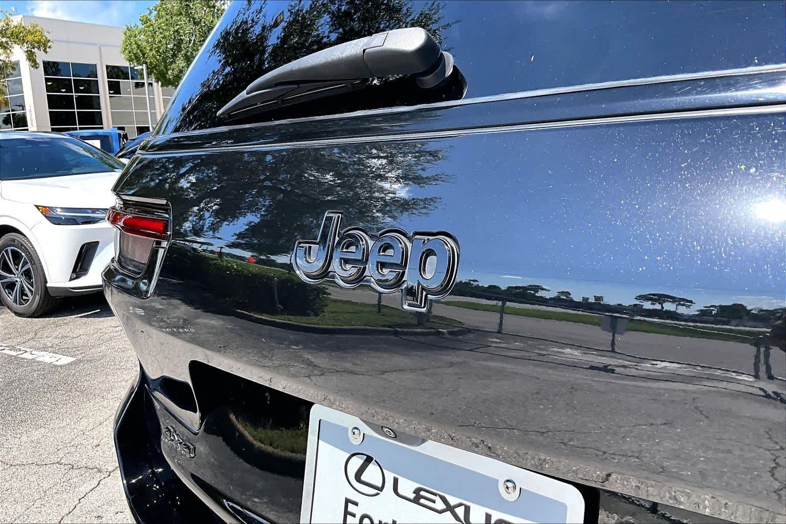 Used 2023 Diamond Black Crystal Pearlcoat Jeep Altitude image 31