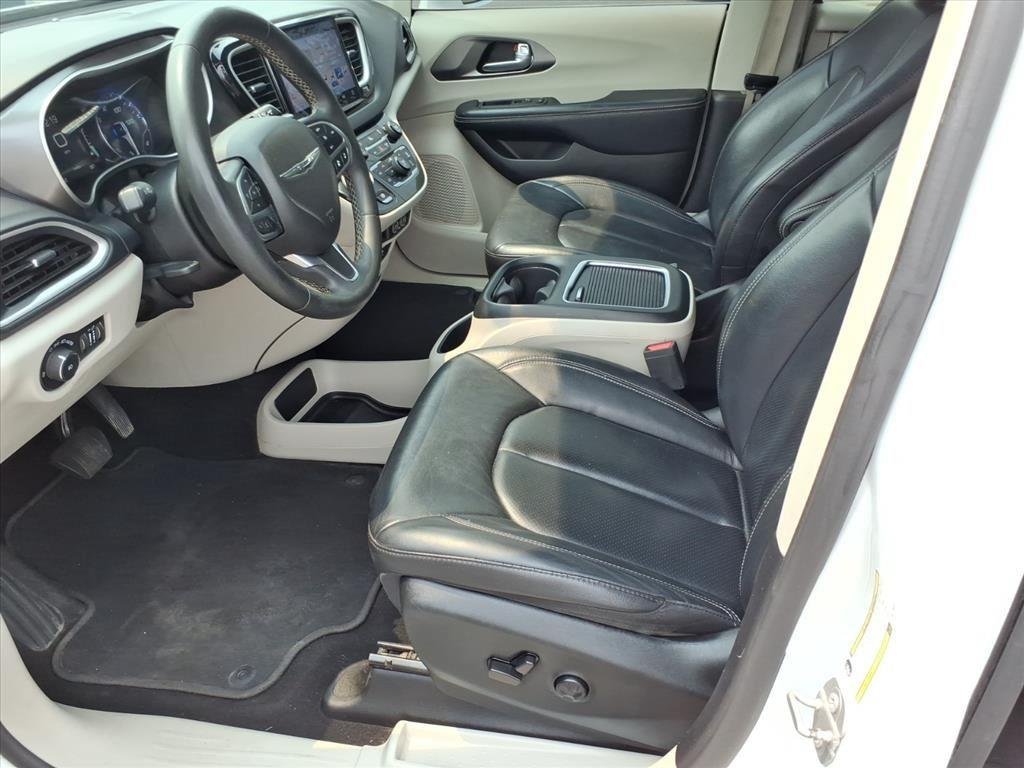 Used 2022 Bright White Clearcoat Chrysler Touring L image 11