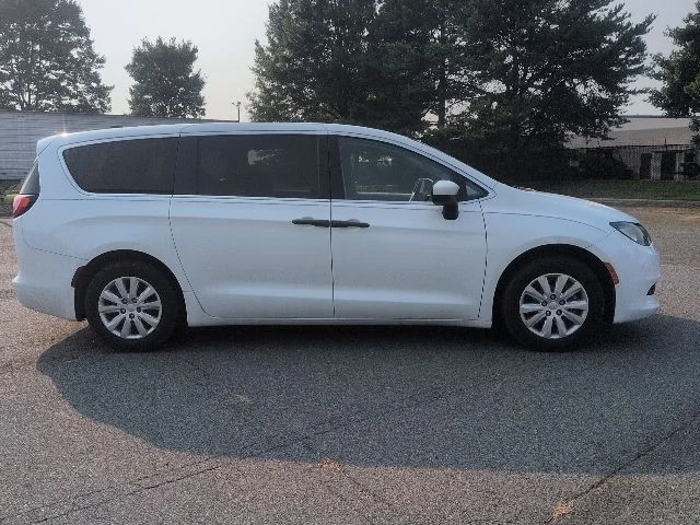 Used 2021 White Chrysler L image 5