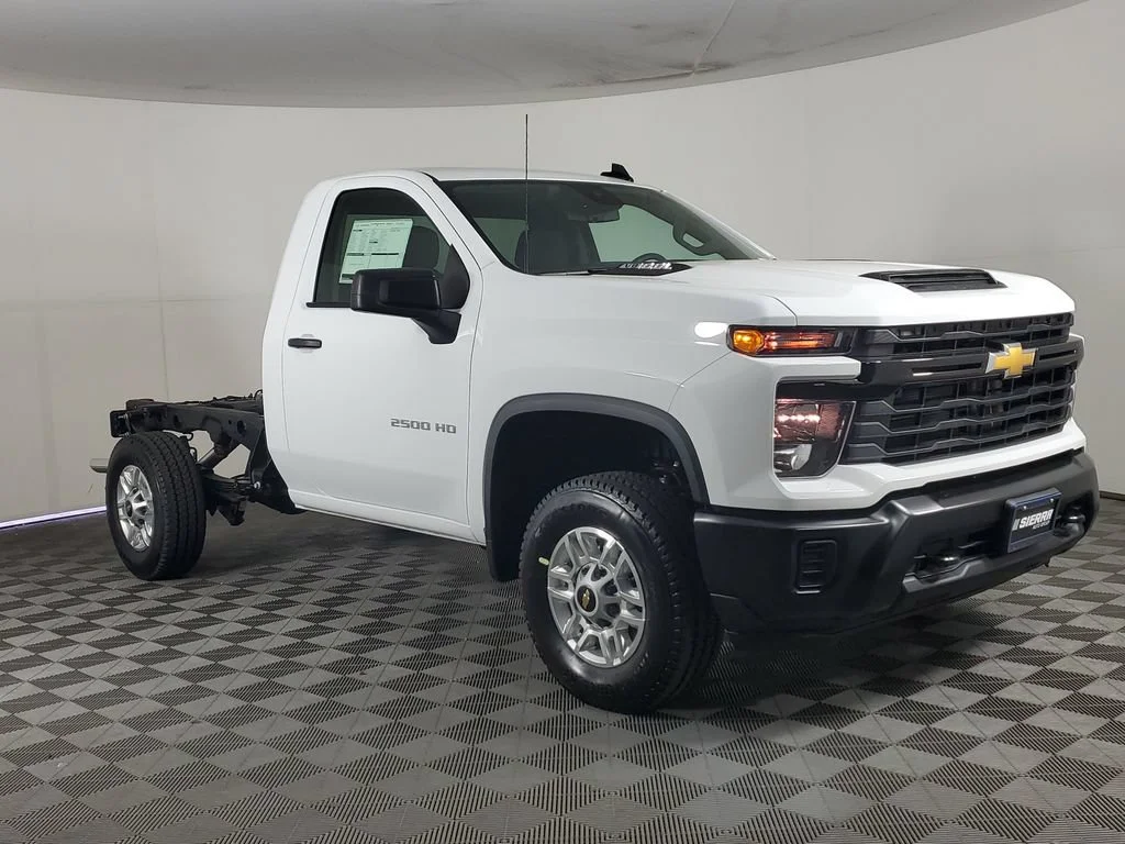 New 2026 Summit White Chevrolet WT image 3