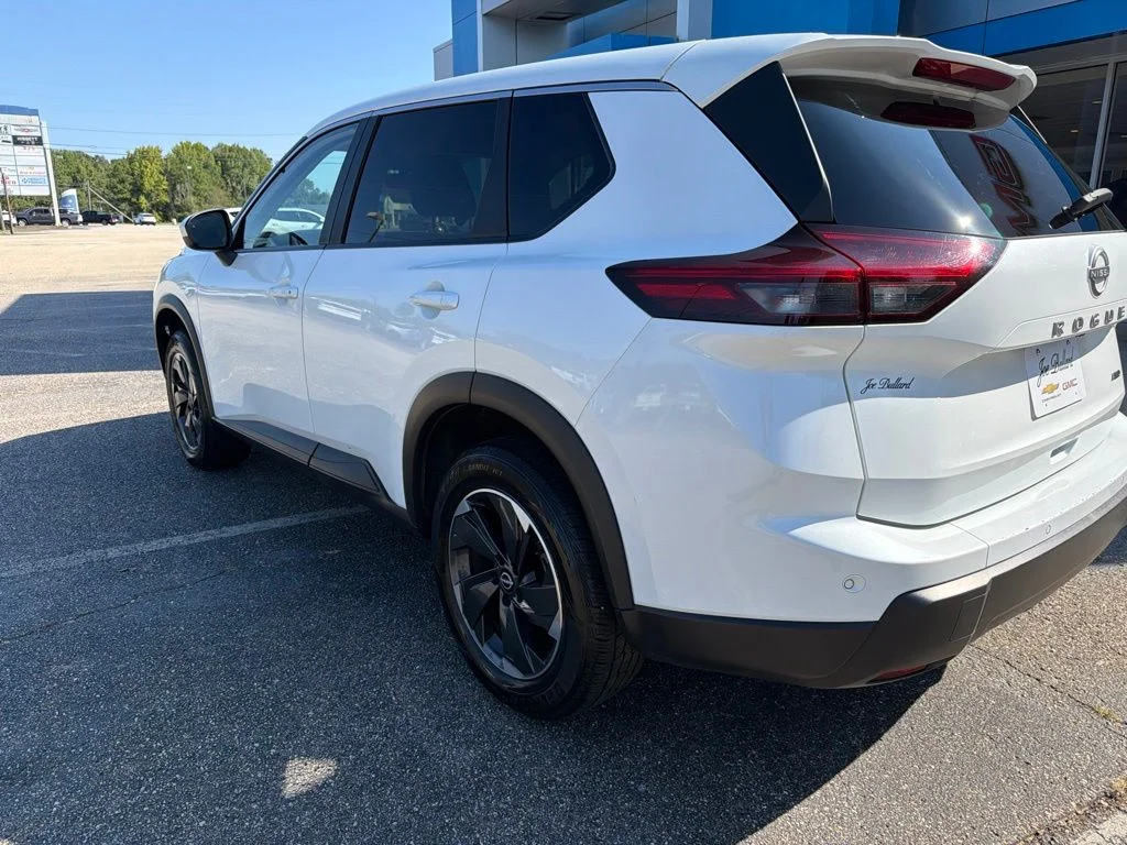Used 2025 White Pearl Nissan SV image 3