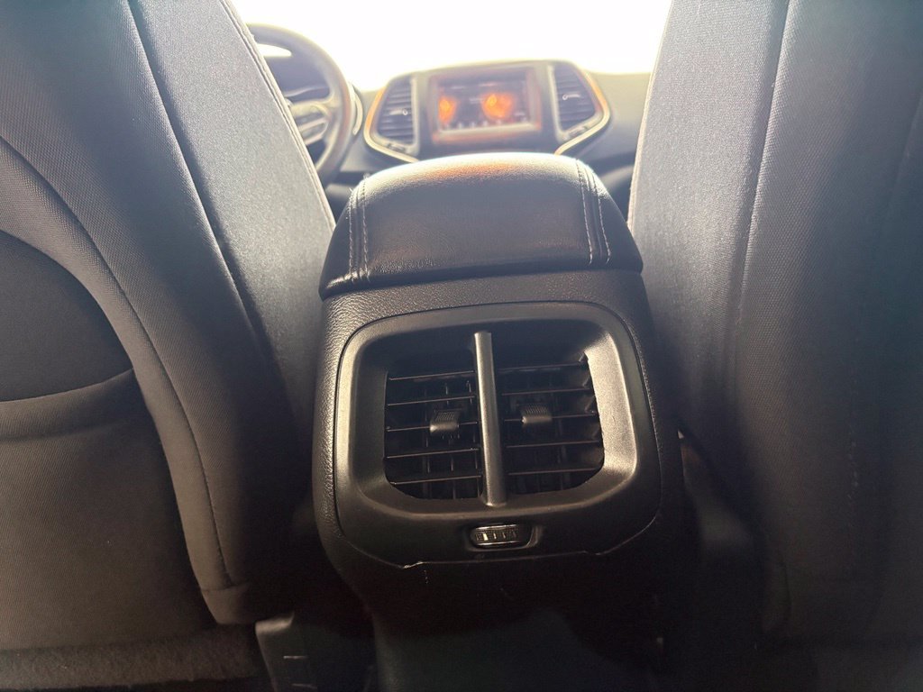 Used 2020 White Jeep Latitude image 31