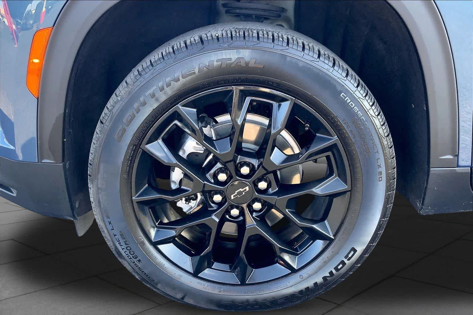 Used 2025 Lakeshore Blue Metallic Chevrolet FWD LT image 11