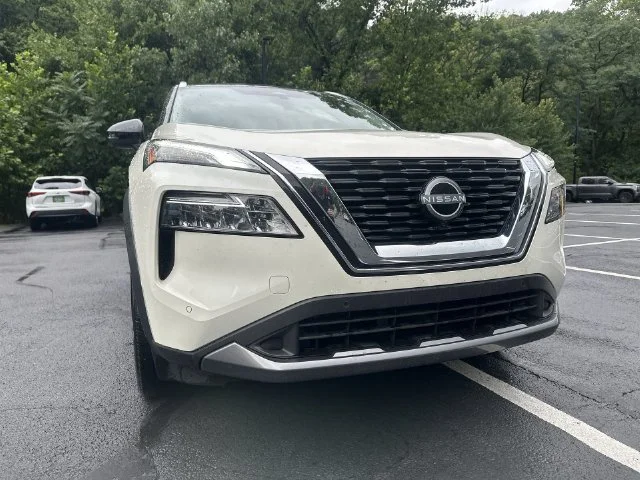 Used 2023 White Nissan SL image 17