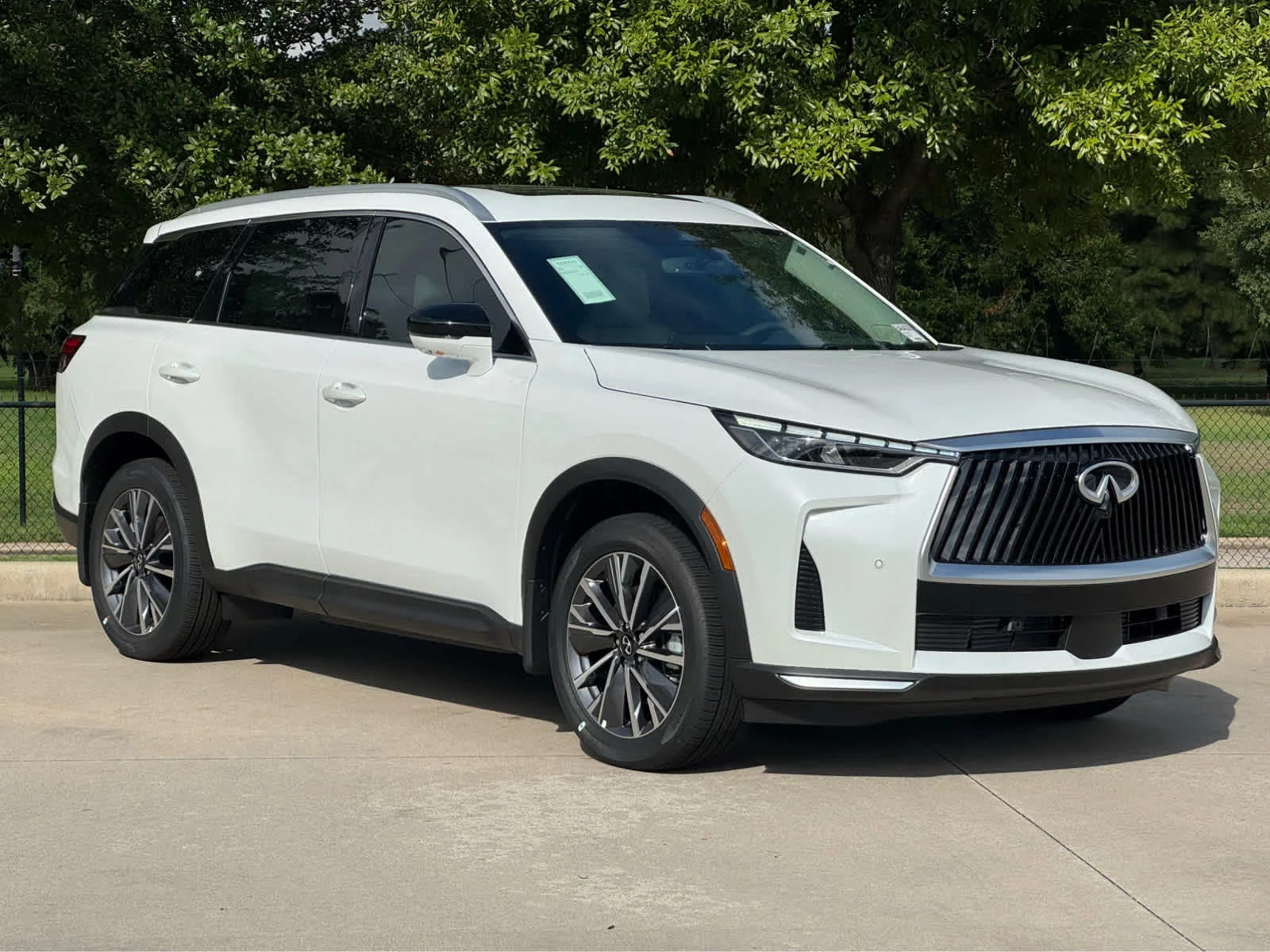 New 2027 RADIANT WHITE INFINITI Luxe FWD image 2