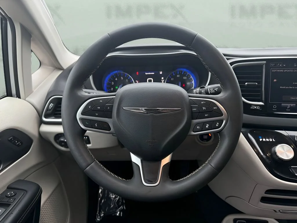 Used 2024 Silver Chrysler Touring L image 17