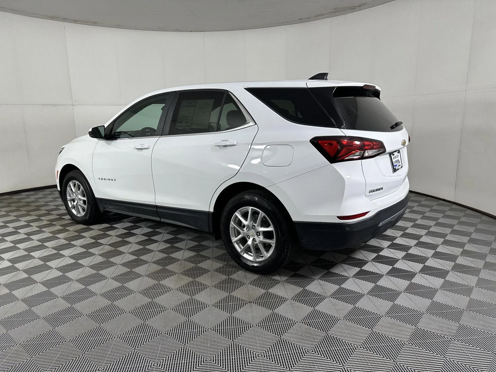 Used 2024 Summit White Chevrolet LT image 8