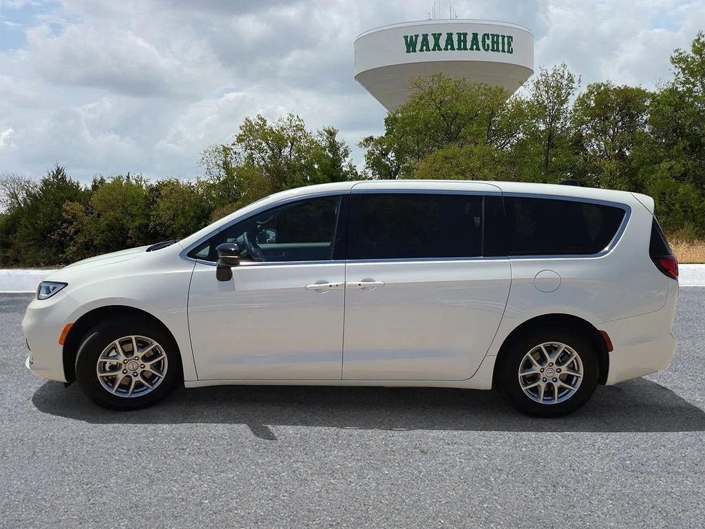 Used 2026 White Chrysler Select image 3