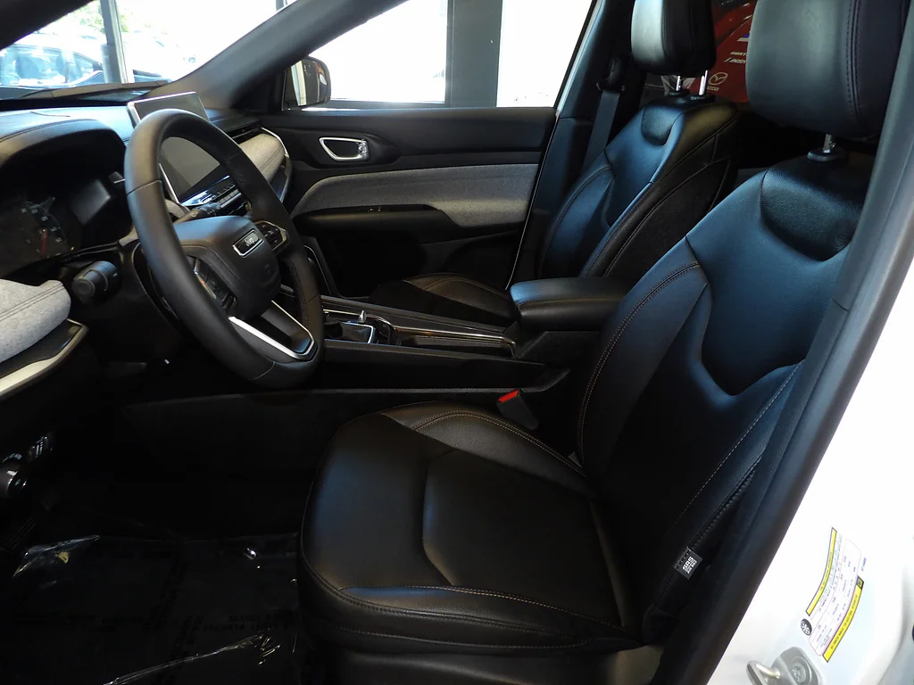 Used 2024 Bright White Clear Coat Jeep Latitude Lux image 27