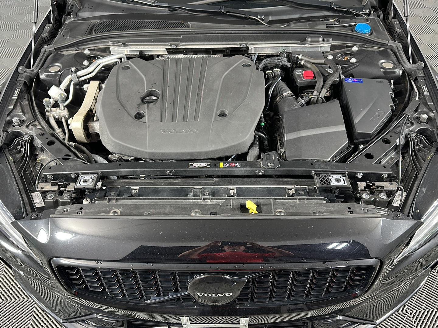 Used 2024 Onyx Black Metallic Volvo Plus Black Edition image 3