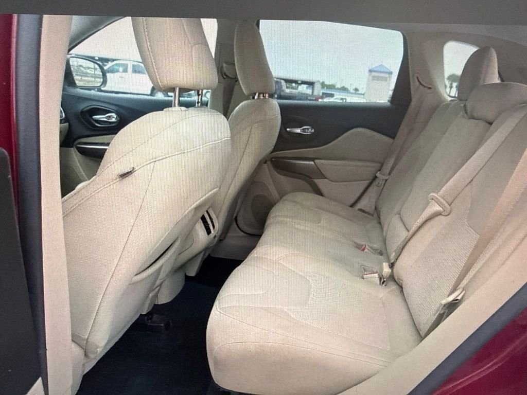 Used 2020 Red Jeep Latitude image 9