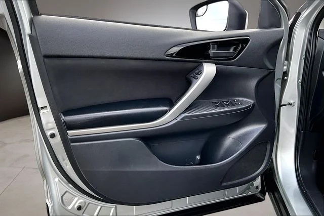 Used 2024 Silver Mitsubishi ES image 18