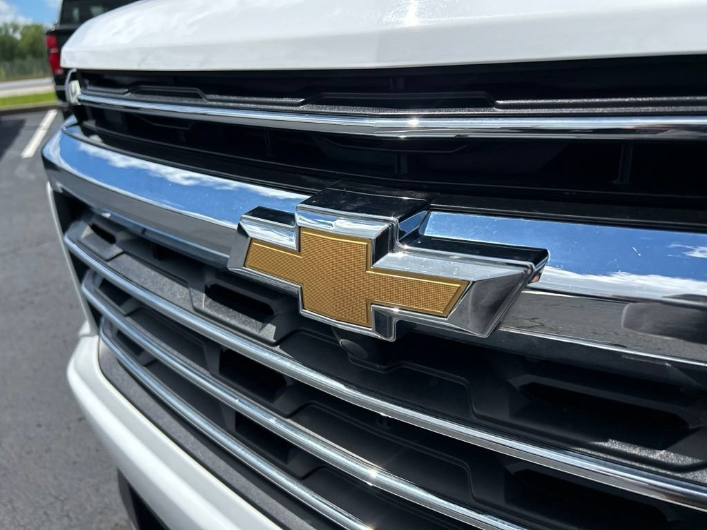 Used 2025 Summit White Chevrolet LT image 10