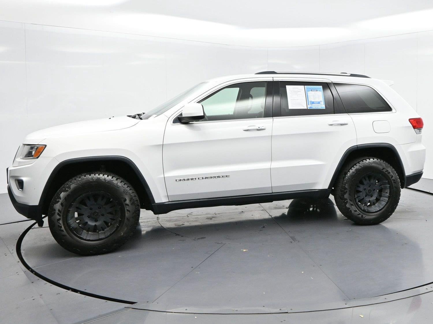 Used 2016 Bright White Clearcoat Jeep Laredo image 4