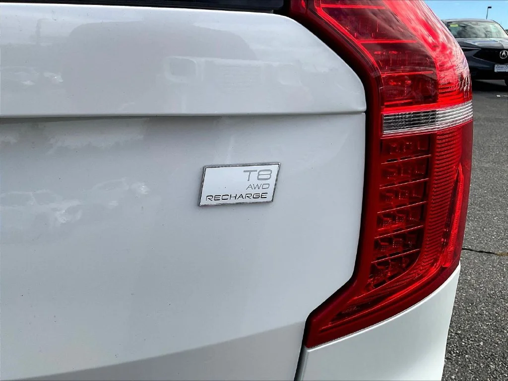 Used 2022 Crystal White Volvo T8 Inscription Extended Range 6P image 24