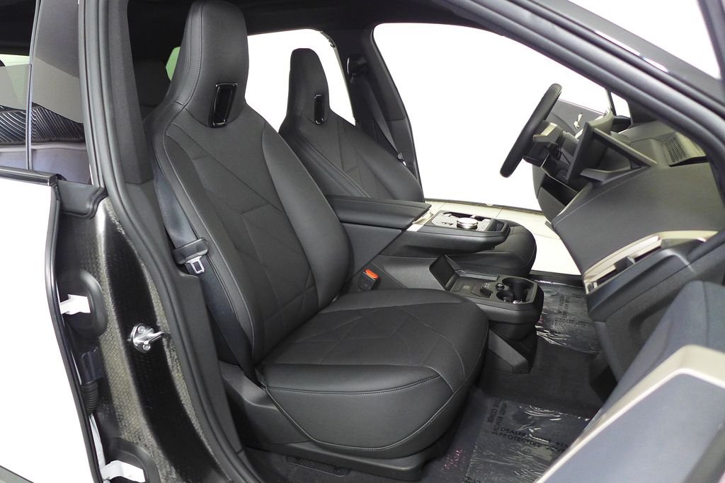 Used 2024 Mineral White Metallic BMW xDrive50 image 18