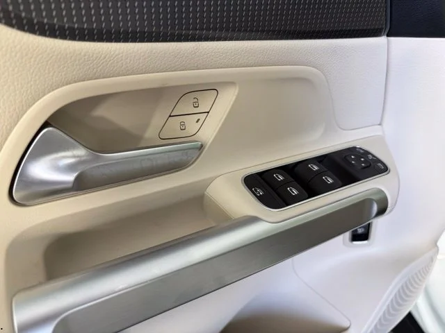 Used 2022  Mercedes-Benz GLB 250 image 18