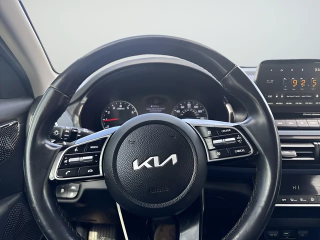Used 2022 White Kia S image 14