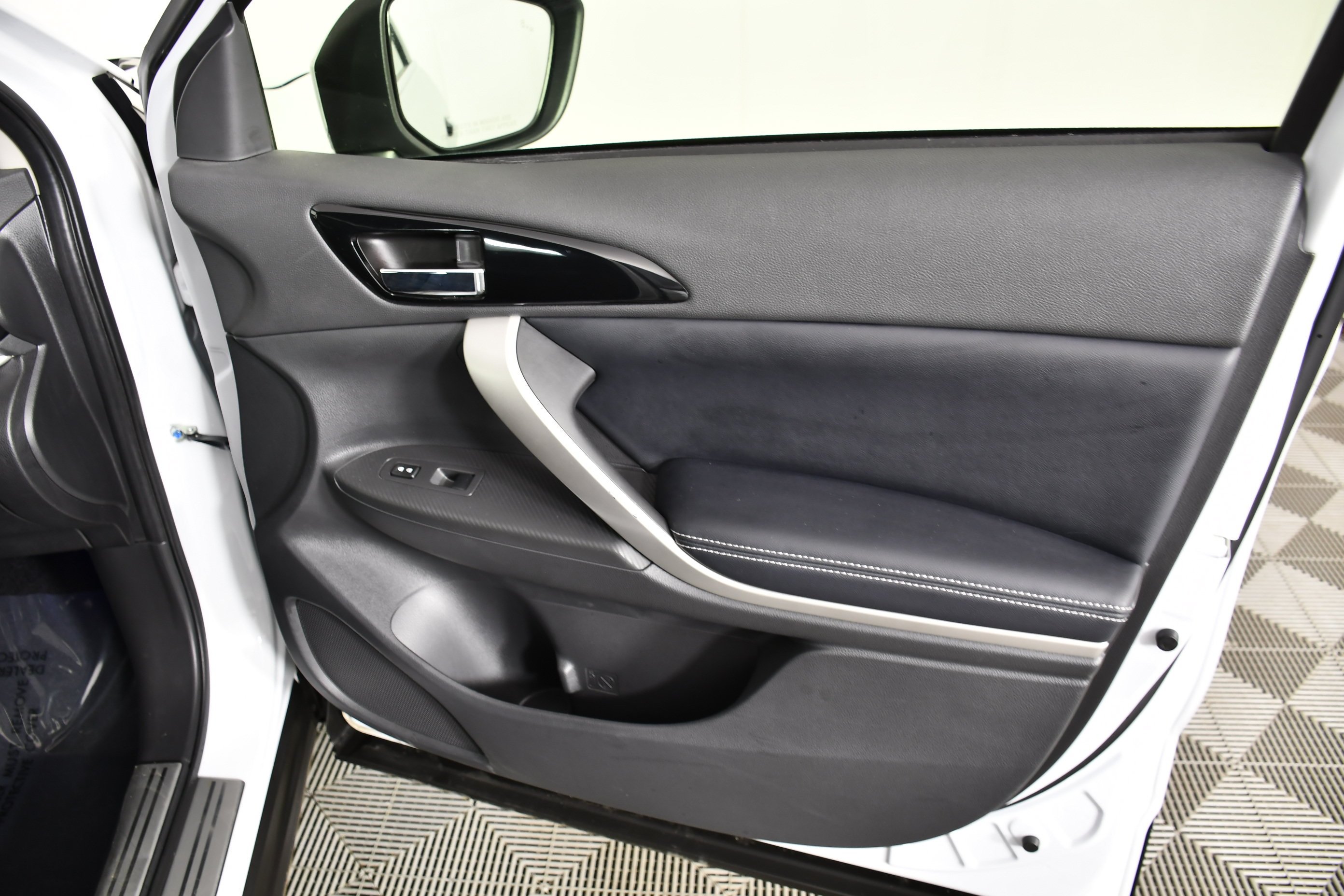 Used 2023 White Diamond Mitsubishi SE image 38