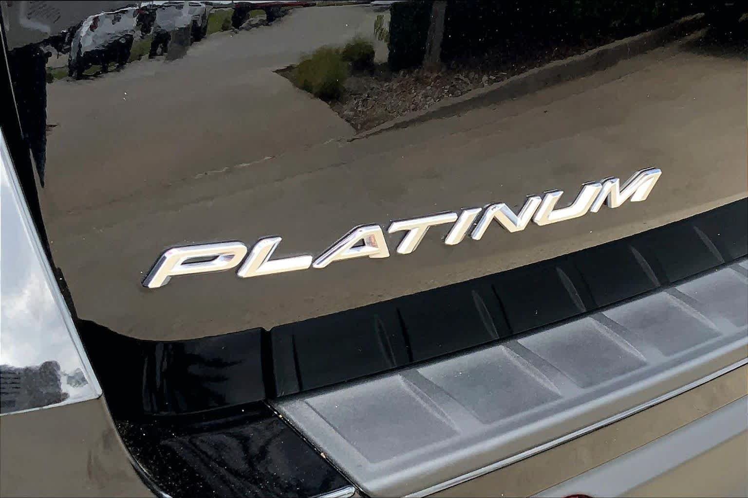 Used 2025 Agate Black Metallic Ford Platinum image 30