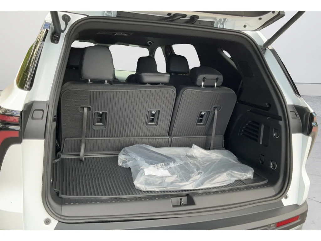 2027 Chevrolet Traverse LT - Photo 17