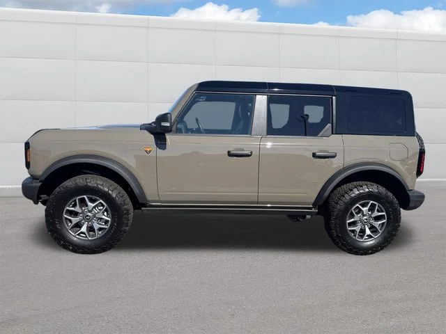 Used 2025 Gray Ford Badlands image 2