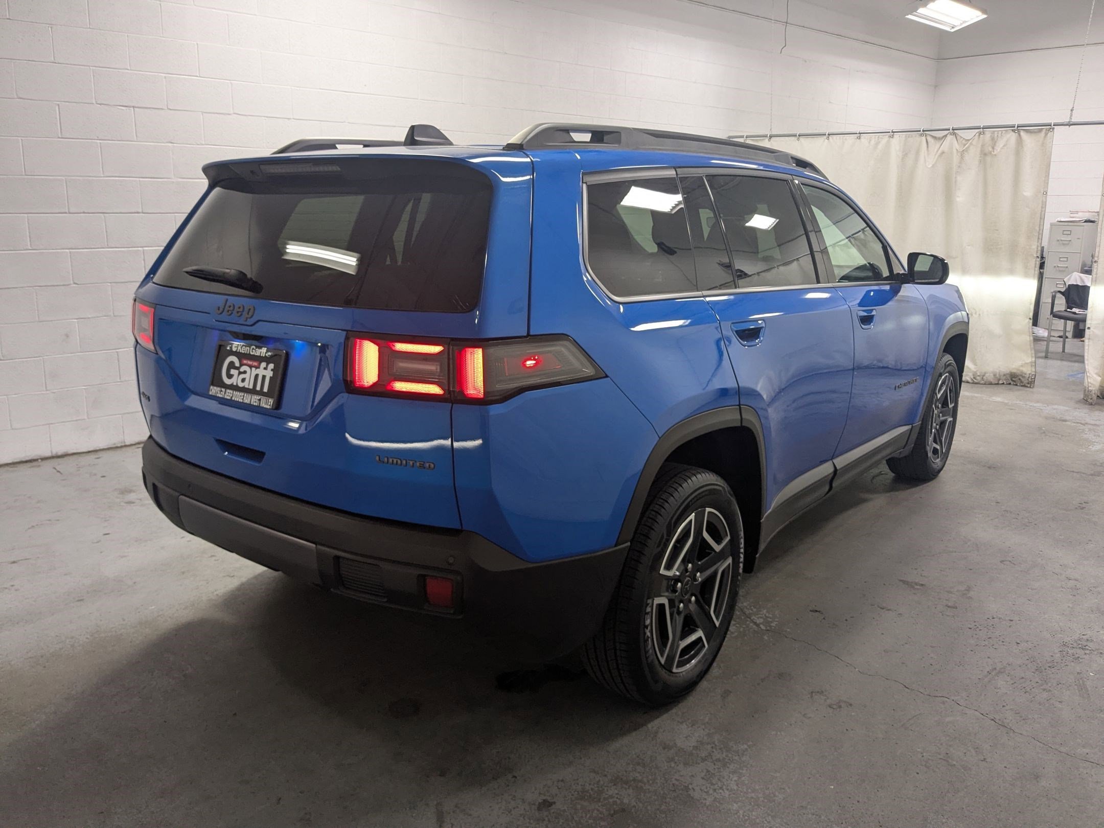 New 2026 Hydro Blue Pearl-Coat Exterior Paint Jeep Limited image 4
