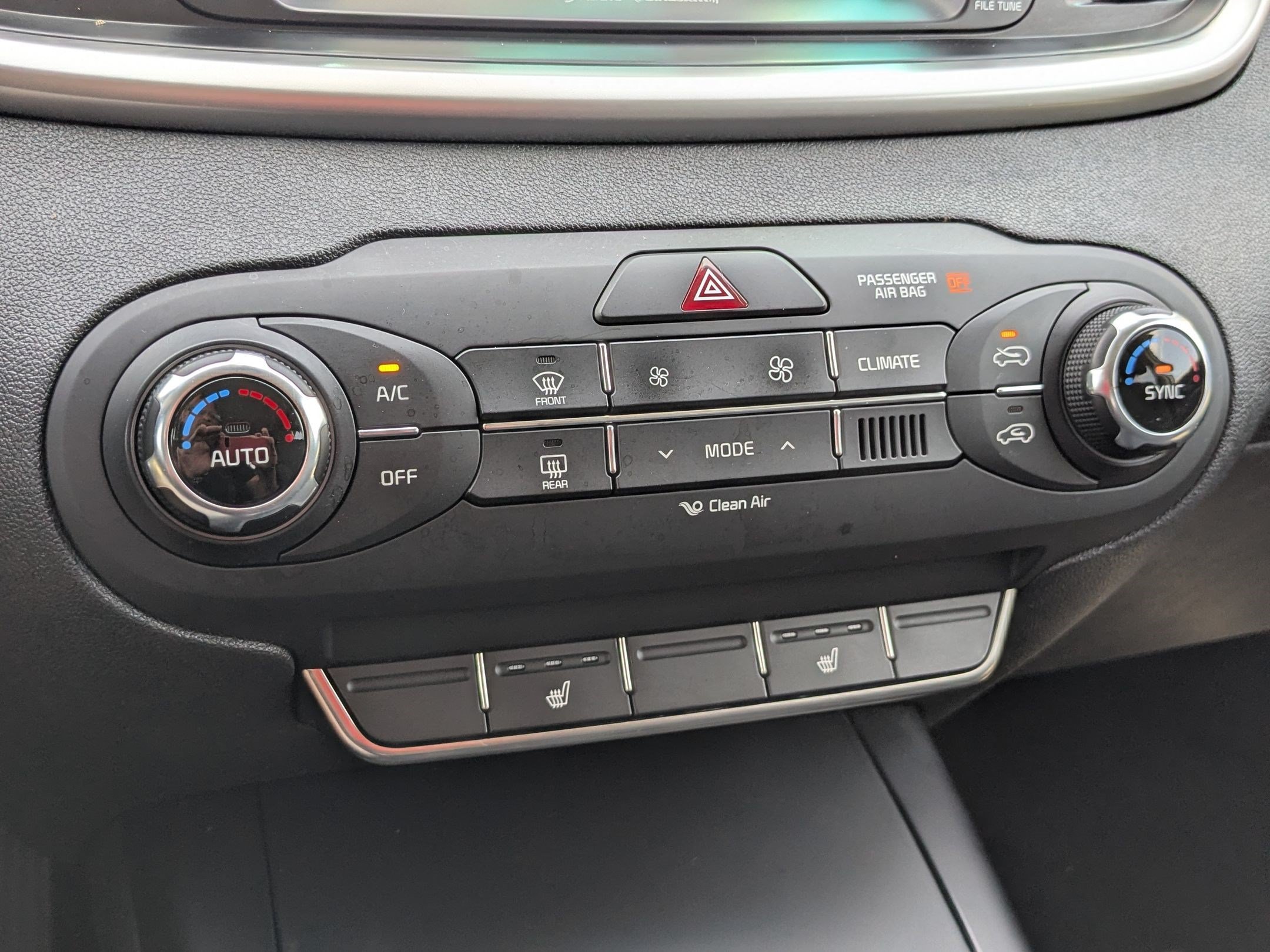 Used 2018 Snow White Pearl Kia LX image 22