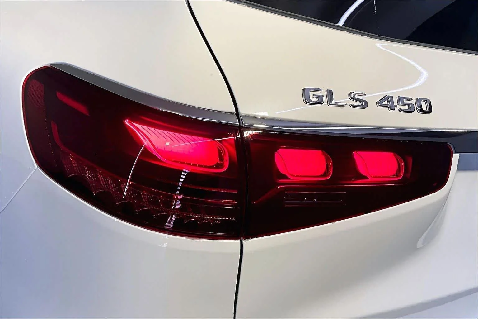 New 2026 MANUFAKTUR Moonlight White Metallic Mercedes-Benz GLS 450 image 5