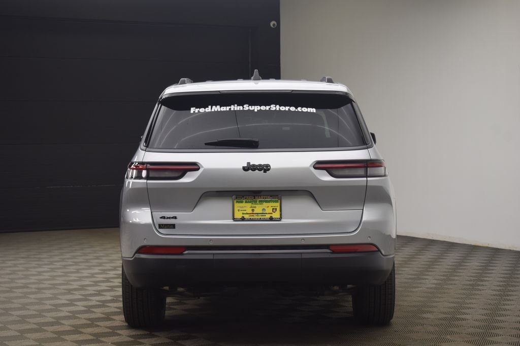 New 2026 Silver Zynith Exterior Paint Jeep Altitude image 13