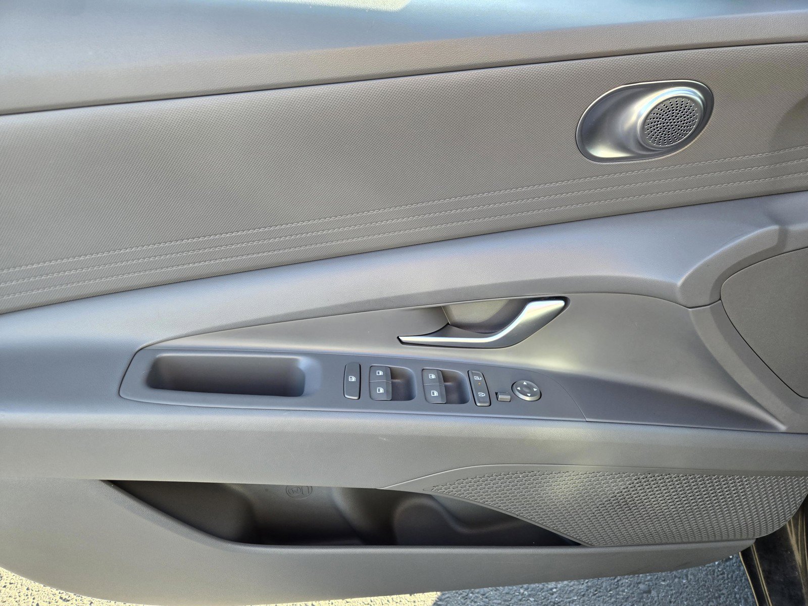 Used 2025 Amazon Gray Hyundai SE image 17