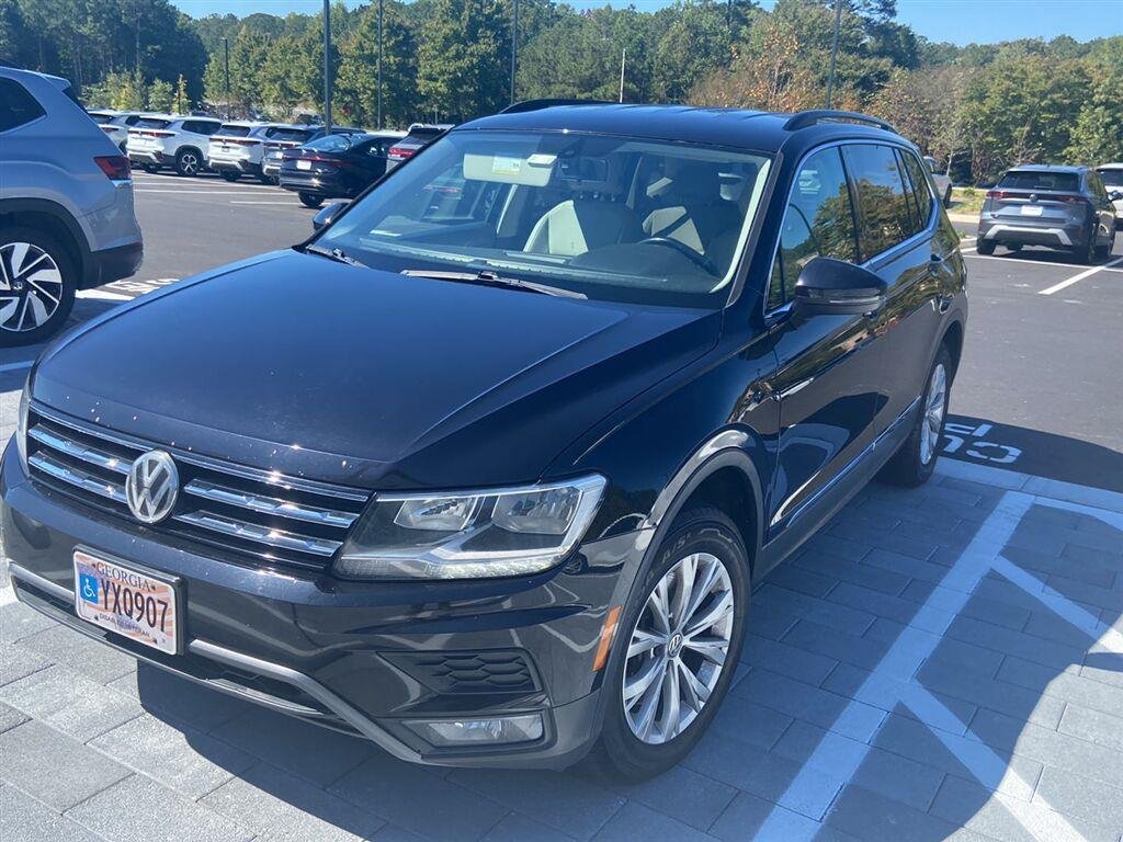 Used 2018 Deep Black Pearl Metallic Volkswagen SE image 1